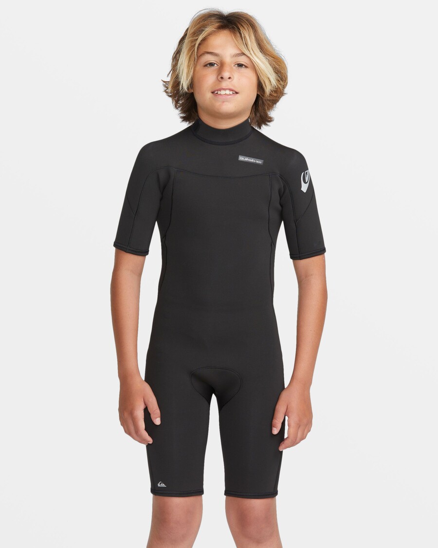 Quiksilver בנים 8-16 2/2 מ"מ הפעלה יומיומית חליפת קפיצים עם שרוולים קצרים - שחורה